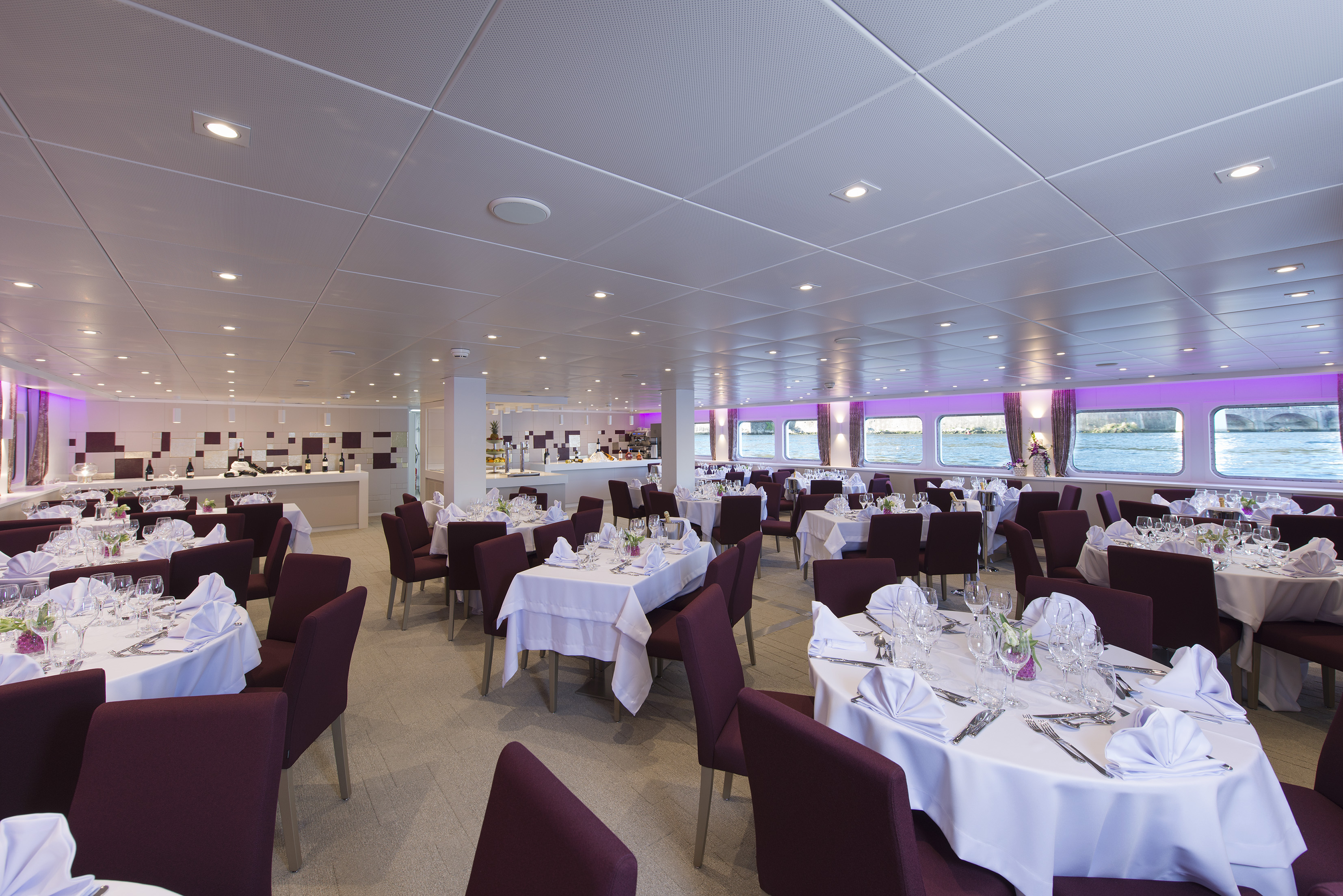 CroisiEurope MS Miguel Torga Restaurant 2.jpg